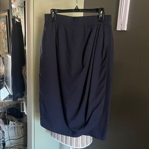 🛑 1 hour sale. Burberry, size 8, Elegant Navy Blue, Petal Wool Skirt, EUC